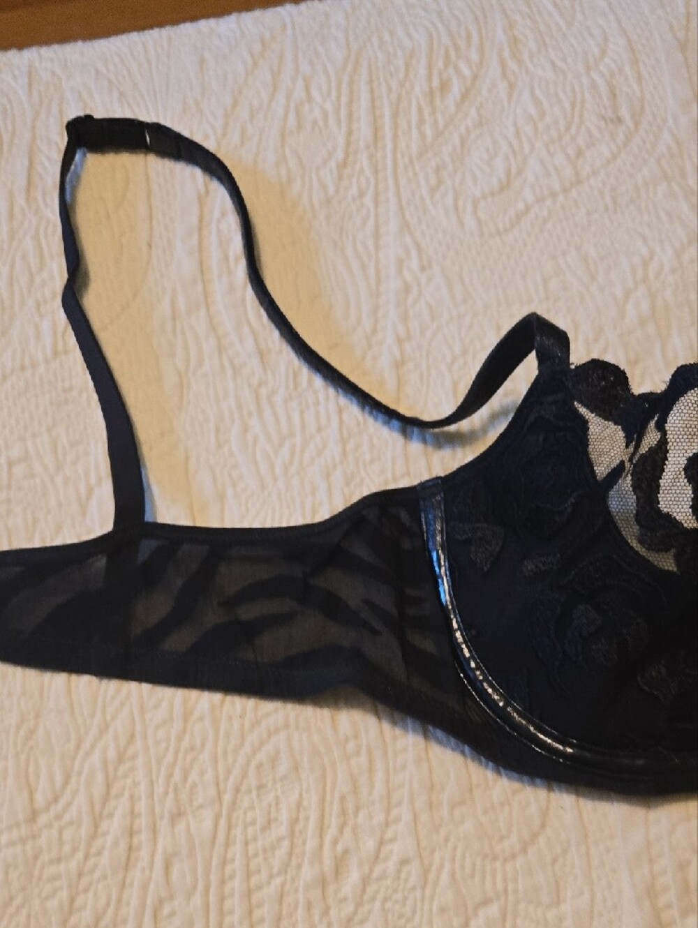 Victoria's Secret Black Lace Underwire Bra with Floral Appliqué - Picture 3 of 7
